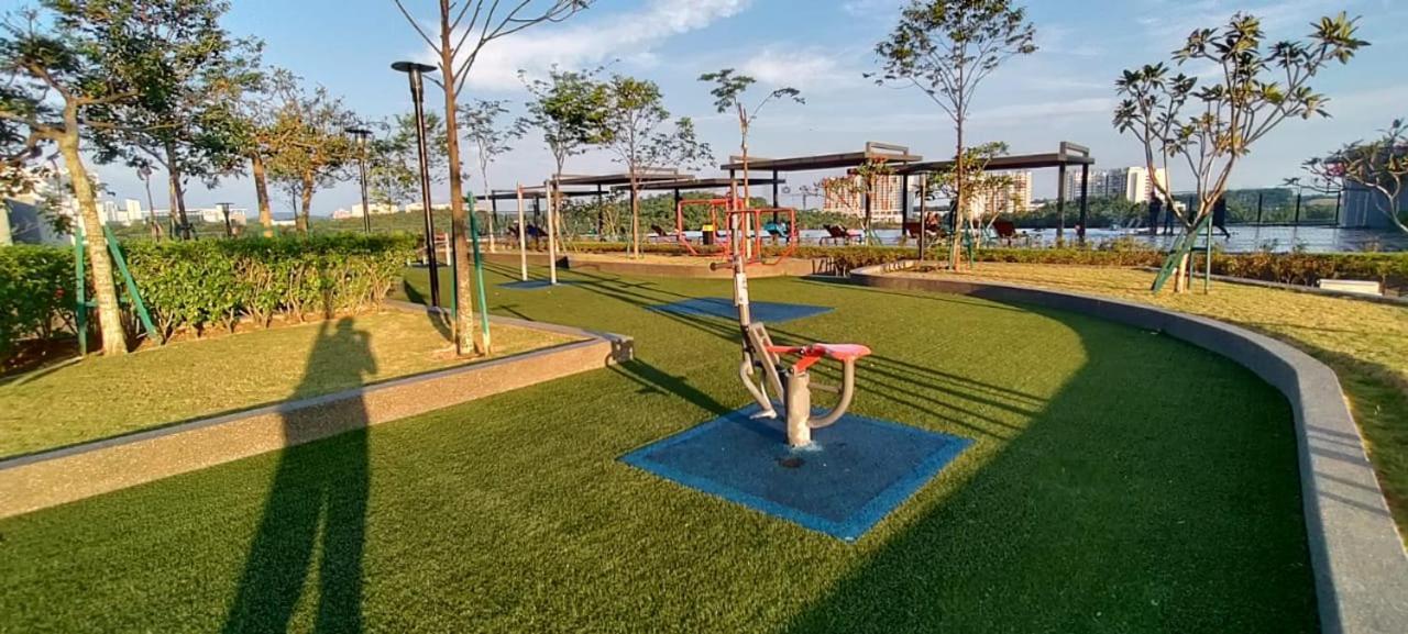 Santai Homestay Сайберджая Экстерьер фото